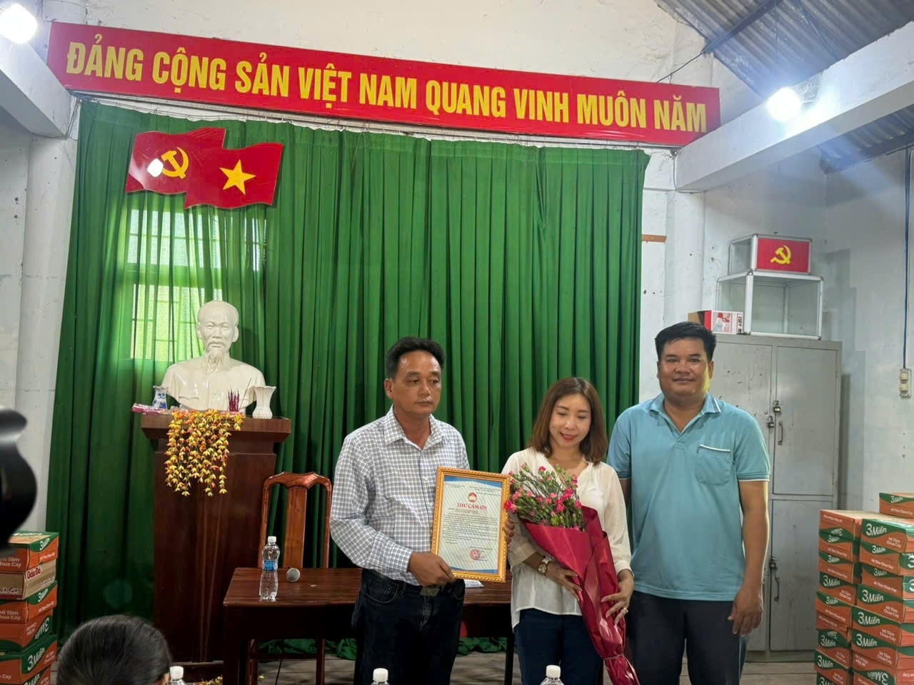  Đại diện Ủy ban MTTQ Việt Nam xã Buôn Đôn trao Thư cảm ơn và hoa tri ân Công ty TNHH MTV Khánh Minh Phát cùng các đơn vị đồng hành. Ảnh: Đức Sỹ