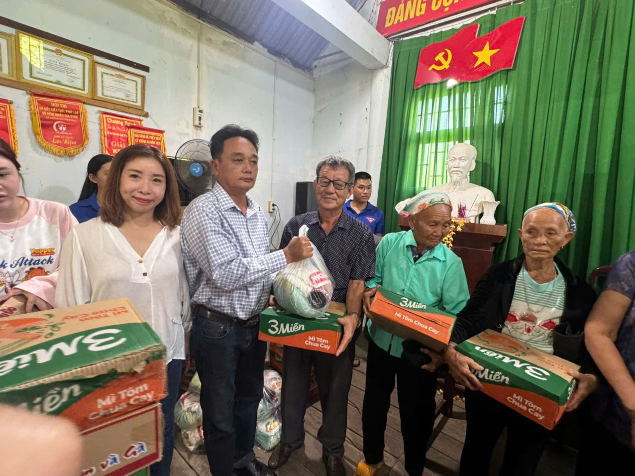  Những phần quà ý nghĩa được trao tận tay người dân có hoàn cảnh khó khăn tại xã Buôn Đôn. Ảnh: Đức Sỹ