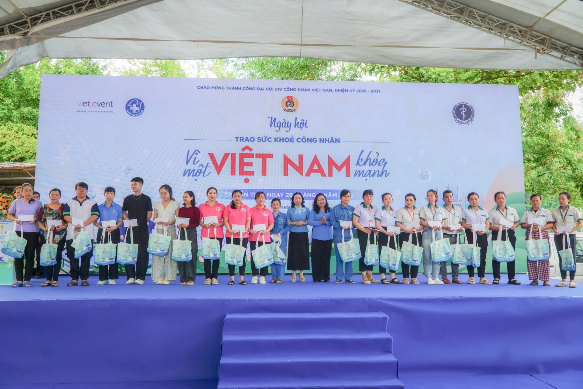 Lãnh đạo Tổng Liên đoàn Lao động Việt Nam và TP. Cần Thơ trao quà hỗ trợ công nhân, người lao động có hoàn cảnh khó khăn, lan tỏa tinh thần chăm lo thiết thực, đồng hành cùng đoàn viên và người lao động - Ảnh: VGP