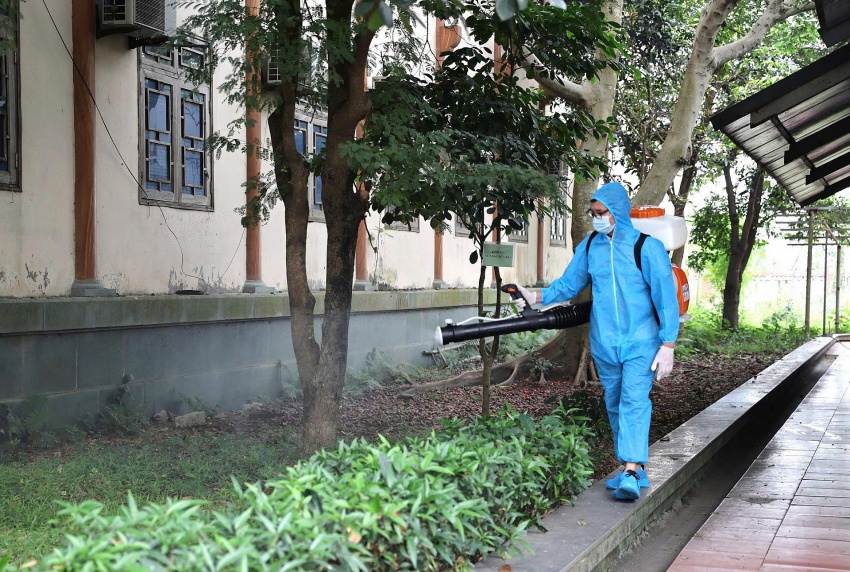 Công tác phun hóa chất diệt muỗi và khử khuẩn hành lang, phòng làm việc được triển khai đồng bộ tại các cơ quan, đơn vị lực lượng vũ trang nhằm triệt tiêu môi trường phát sinh dịch bệnh trong mùa nắng nóng.