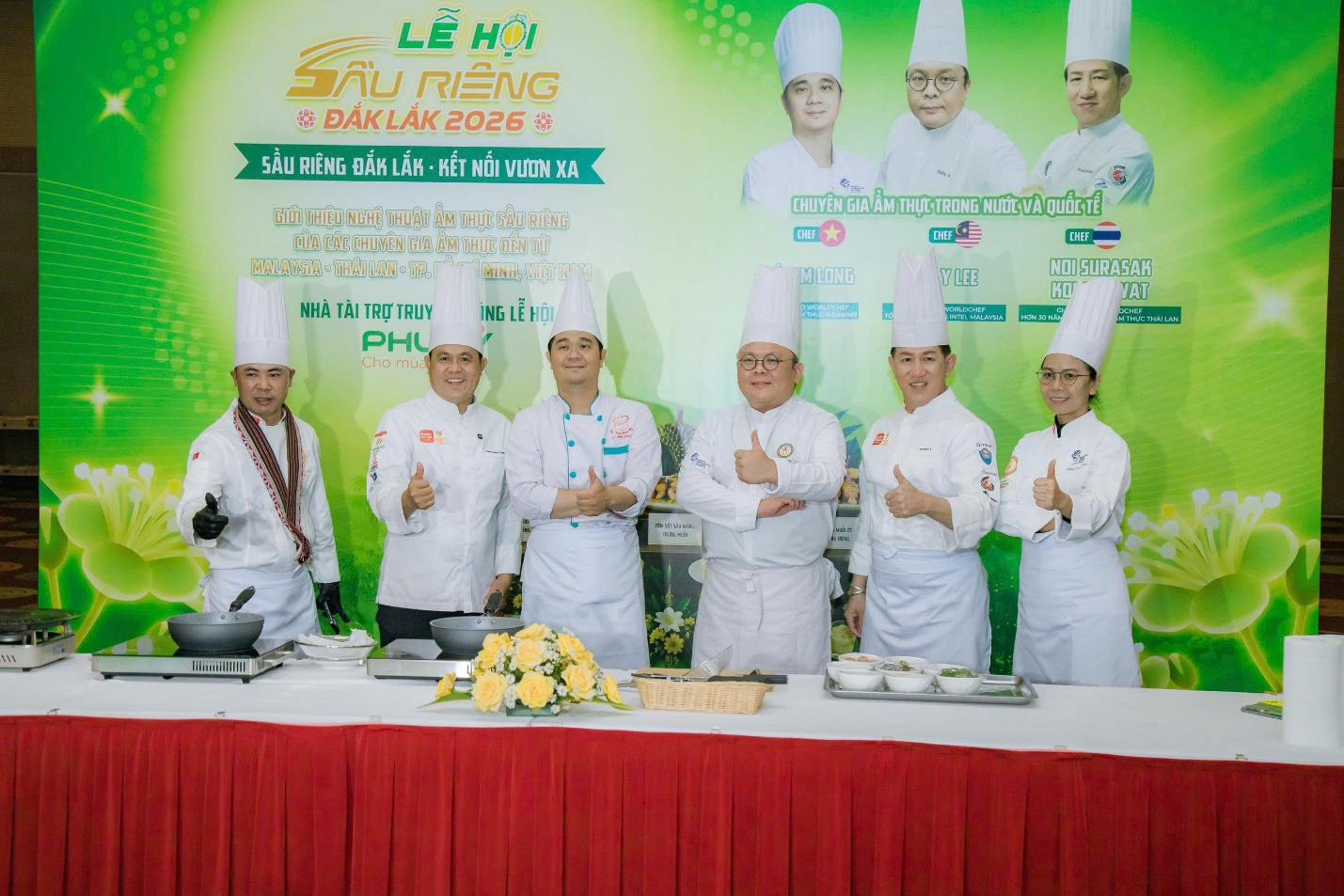Các đầu bếp chụp ảnh lưu niệm tại Talkshow giới thiệu nghệ thuật ẩm thực sầu riêng. Các đầu bếp chụp ảnh lưu niệm tại Talkshow giới thiệu nghệ thuật ẩm thực sầu riêng.