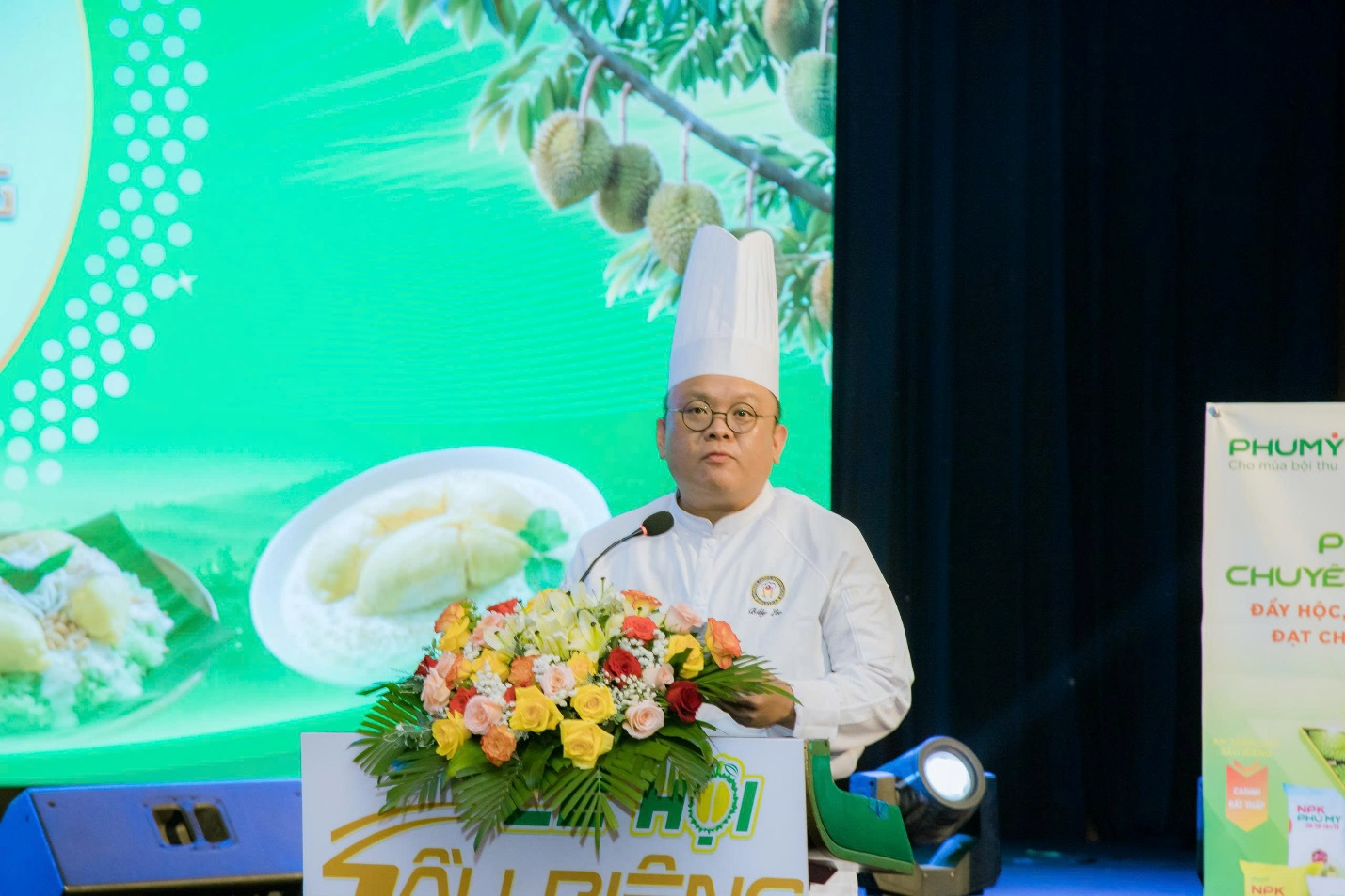 Bếp trưởng Lee Chan Hoong (Malaysia) chia sẻ về tiềm năng phát triển ẩm thực từ sầu riêng tại Talkshow. Bếp trưởng Lee Chan Hoong (Malaysia) chia sẻ về tiềm năng phát triển ẩm thực từ sầu riêng tại Talkshow.