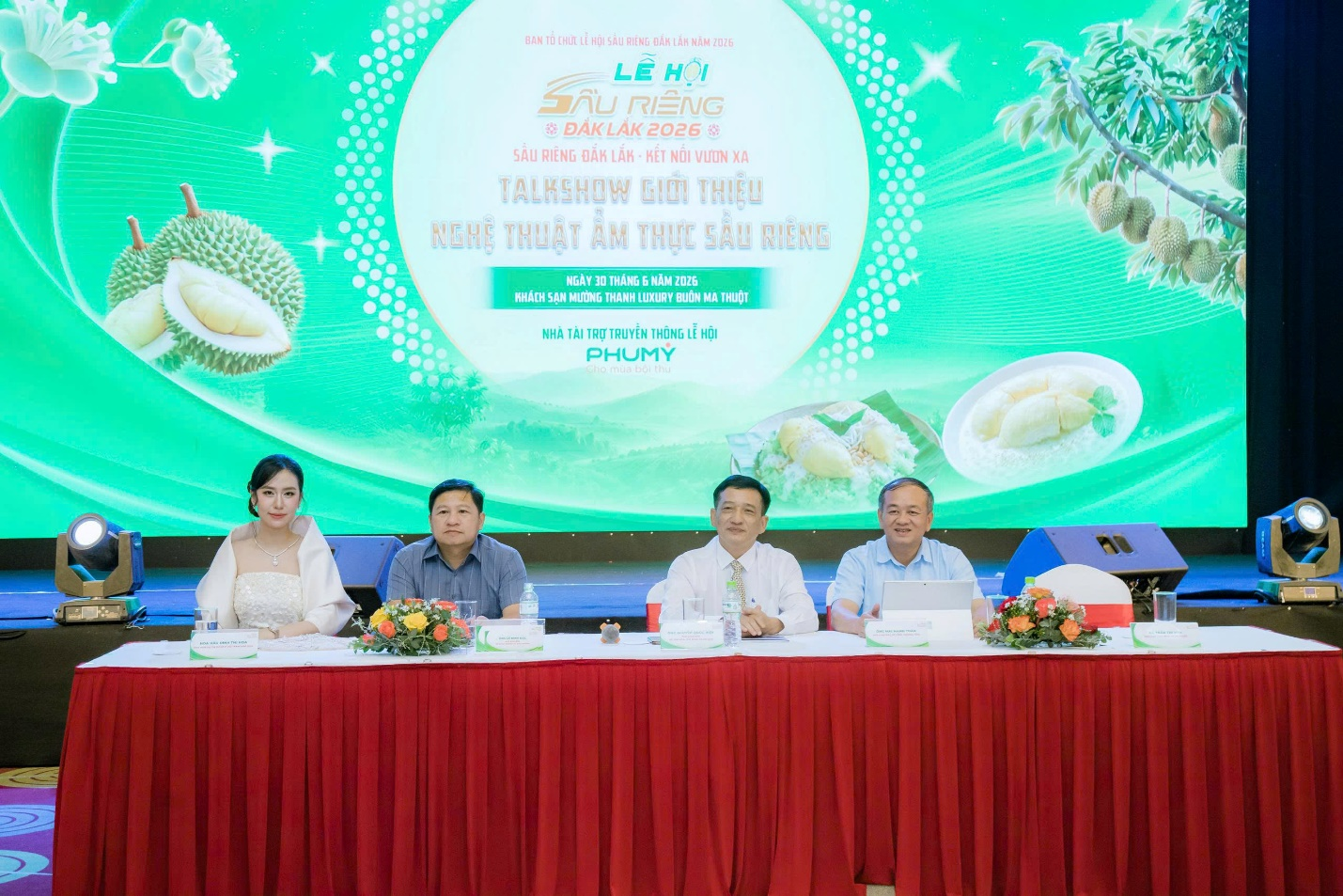 Đại diện lãnh đạo các sở, ngành, chuyên gia và đại sứ truyền thông tham dự Talkshow giới thiệu nghệ thuật ẩm thực sầu riêng. Đại diện lãnh đạo các sở, ngành, chuyên gia và đại sứ truyền thông tham dự Talkshow giới thiệu nghệ thuật ẩm thực sầu riêng.