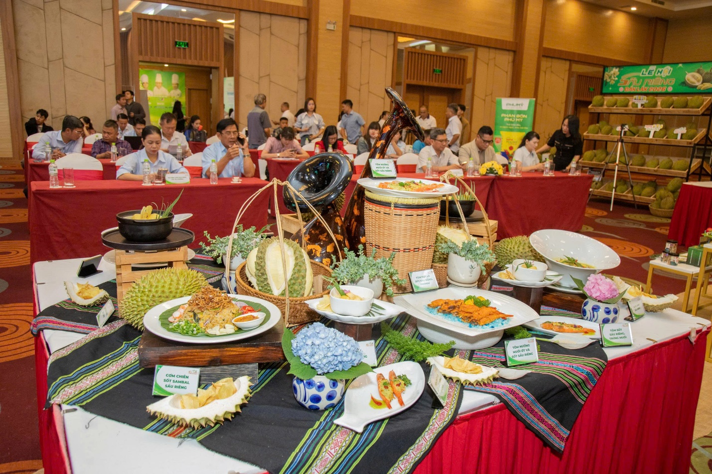 Không gian Talkshow nghệ thuật ẩm thực sầu riêng với sự tham dự của các chuyên gia, doanh nghiệp và cơ quan truyền thông trong nước, quốc tế. Không gian Talkshow nghệ thuật ẩm thực sầu riêng với sự tham dự của các chuyên gia, doanh nghiệp và cơ quan truyền thông trong nước, quốc tế.