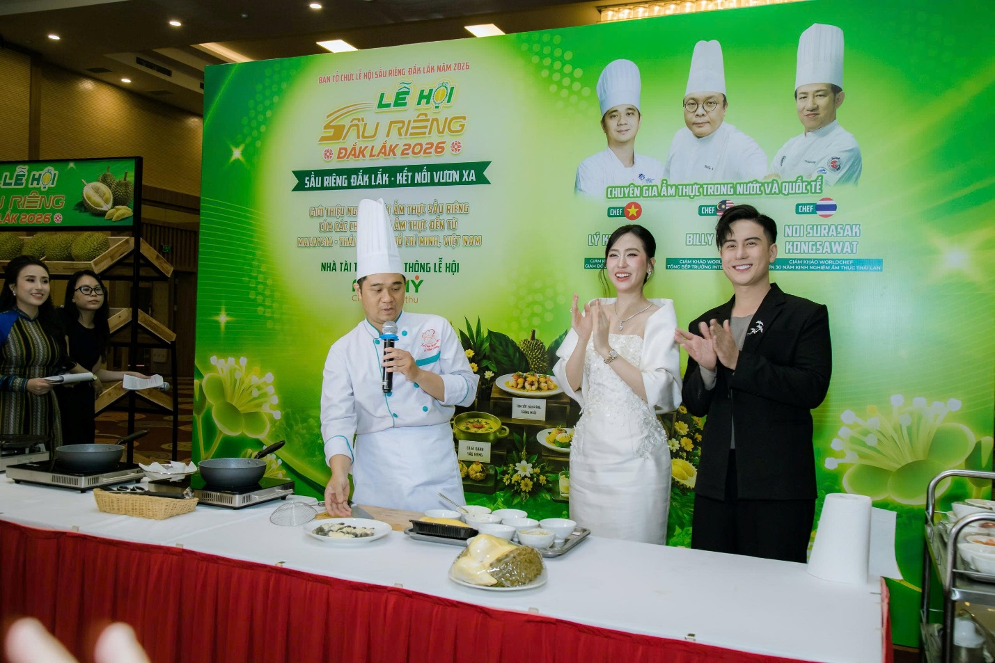 Màn trình diễn chế biến món ăn từ sầu riêng thu hút sự quan tâm của các đại sứ truyền thông và khách mời. Màn trình diễn chế biến món ăn từ sầu riêng thu hút sự quan tâm của các đại sứ truyền thông và khách mời.