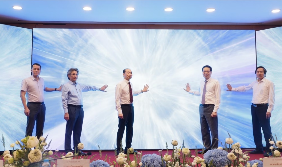 Các đại biểu ấn nút ra mắt hai sáng kiến ứng dụng trí tuệ nhân tạo trong hỗ trợ dược lâm sàng (Ảnh: PV/Vietnam+) Các đại biểu ấn nút ra mắt hai sáng kiến ứng dụng trí tuệ nhân tạo trong hỗ trợ dược lâm sàng (Ảnh: PV/Vietnam+)