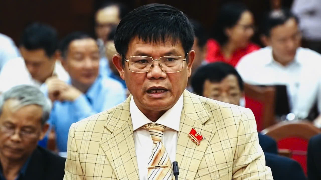 Đại biểu Lê Văn Cường, Trưởng Ban Văn hóa - Xã hội HĐND tỉnh Đắk Lắk, chất vấn về nguy cơ gián đoạn khám chữa bệnh BHYT tại Bệnh viện Đa khoa vùng Tây Nguyên.
