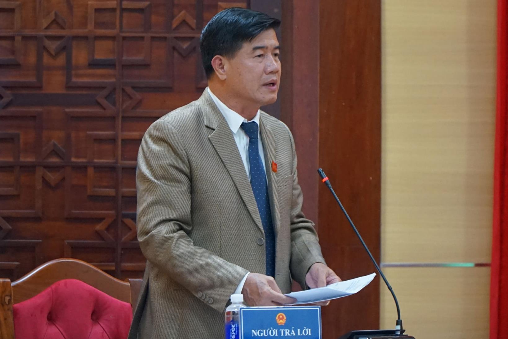 Phó Chủ tịch UBND tỉnh Đắk Lắk Nguyễn Thiên Văn trả lời chất vấn của đại biểu HĐND tỉnh về hoạt động khám chữa bệnh BHYT tại Bệnh viện Đa khoa vùng Tây Nguyên.