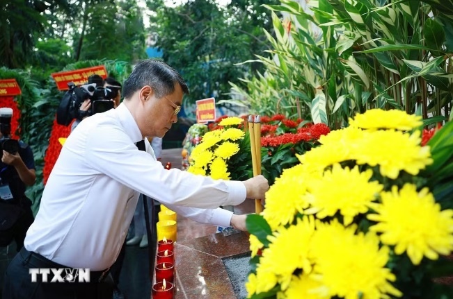 Thủ tướng Chính phủ Lê Minh Hưng dâng hoa, dâng hương tại Tượng đài Cố Tổng Bí thư Trần Phú và Bia tưởng niệm các Anh hùng liệt sỹ tại Công viên Lê Thị Riêng. (Ảnh: Dương Giang/TTXVN)