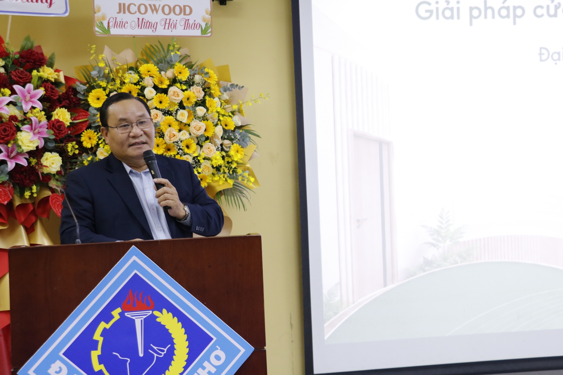 Vật liệu xanh - Giải pháp cửa và nội thất bền vững cho công trình hiện đại Vật liệu xanh - Giải pháp cửa và nội thất bền vững cho công trình hiện đại