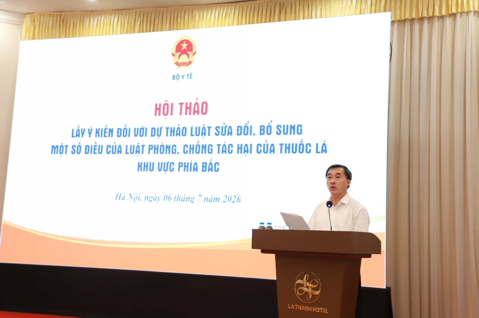 Thứ trưởng Bộ Y tế Trần Văn Thuấn phát biểu tại hội thảo - Ảnh: VGP