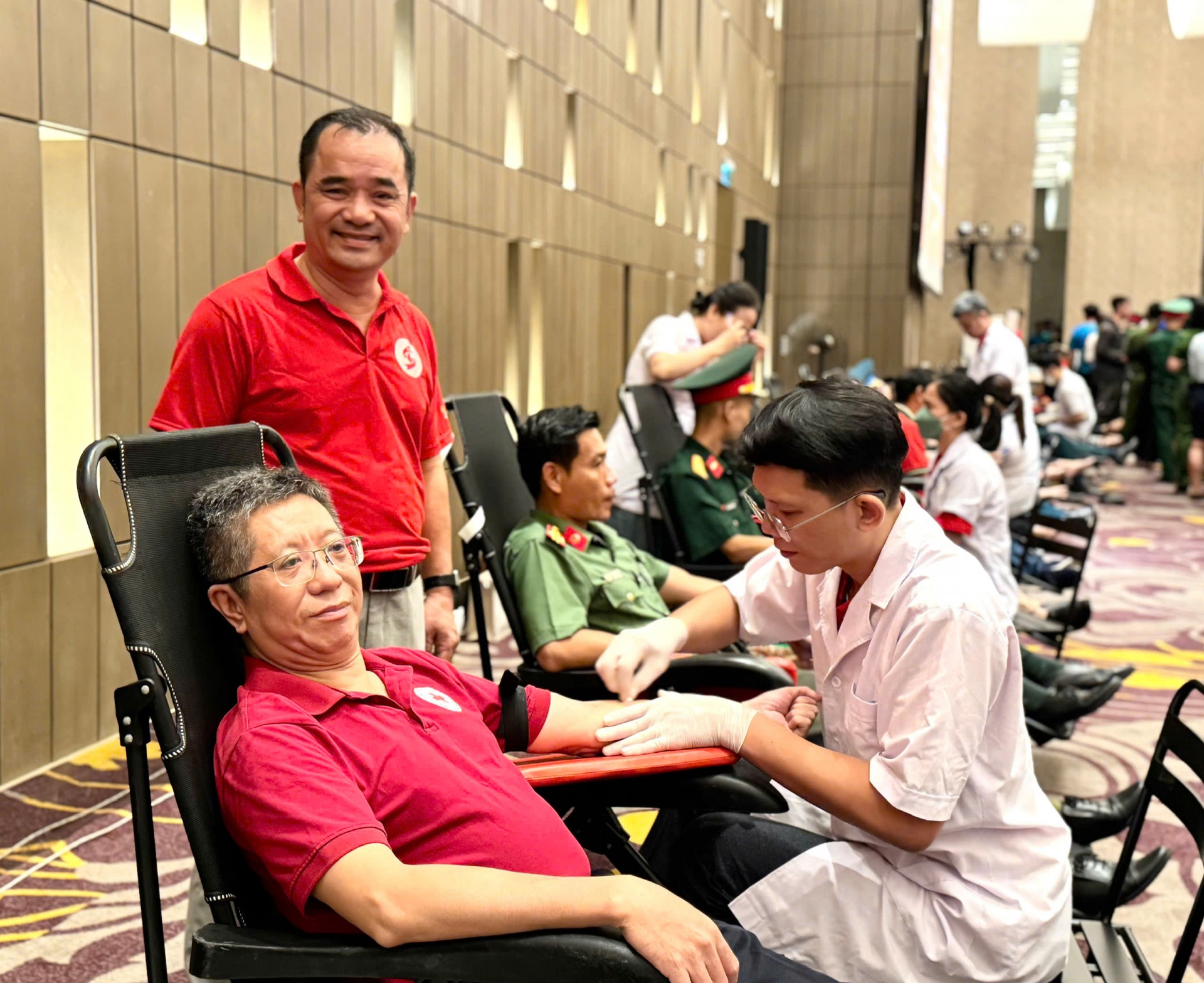 “Giọt hồng Khánh Hòa chung sức vì biển đảo quê hương”