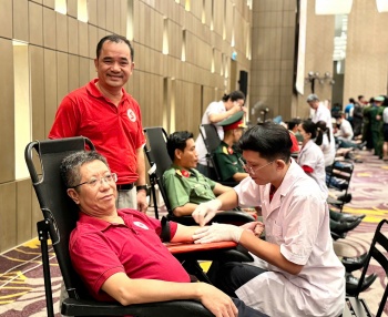 “Giọt hồng Khánh Hòa chung sức vì biển đảo quê hương”