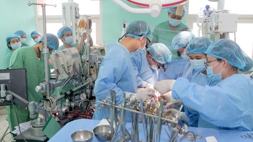 Các bác sỹ thực hiện một ca ghép tim cho bệnh nhân. (Ảnh: TTXVN)