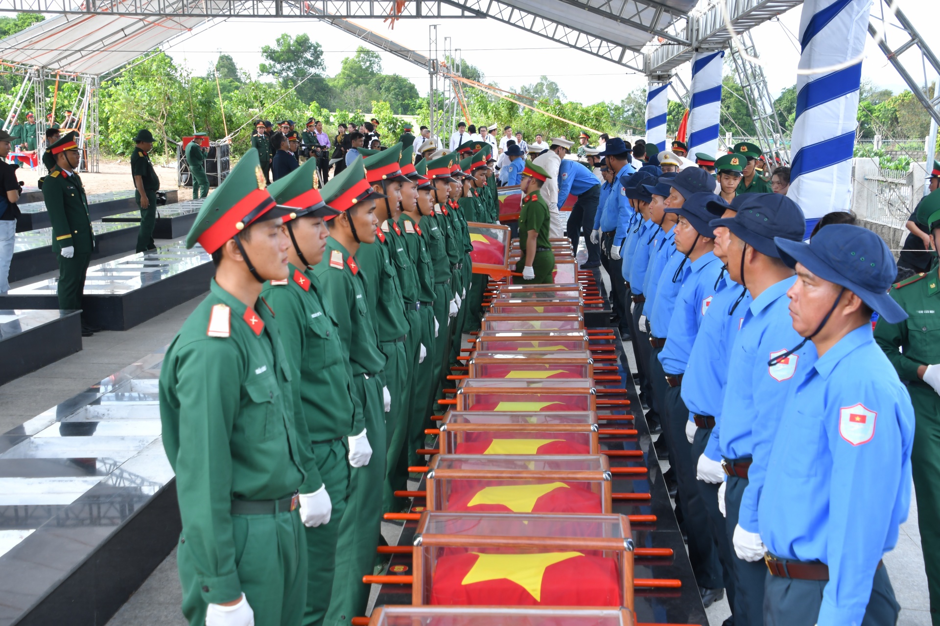 Trang nghiêm Lễ an táng 235 hài cốt liệt sĩ tại Nghĩa trang Dốc Bà Đắc Trang nghiêm Lễ an táng 235 hài cốt liệt sĩ tại Nghĩa trang Dốc Bà Đắc