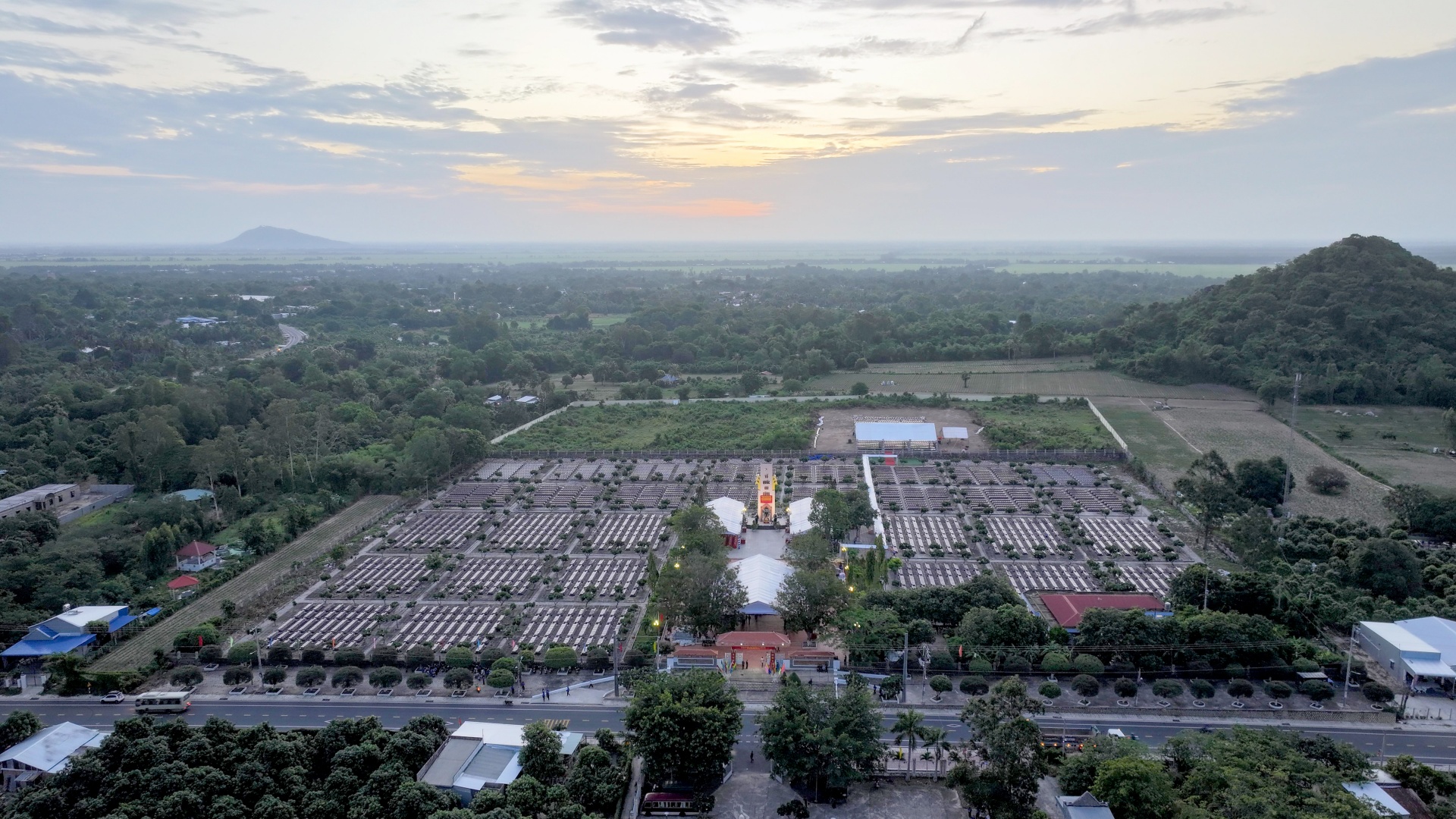 Trang nghiêm Lễ an táng 235 hài cốt liệt sĩ tại Nghĩa trang Dốc Bà Đắc Trang nghiêm Lễ an táng 235 hài cốt liệt sĩ tại Nghĩa trang Dốc Bà Đắc