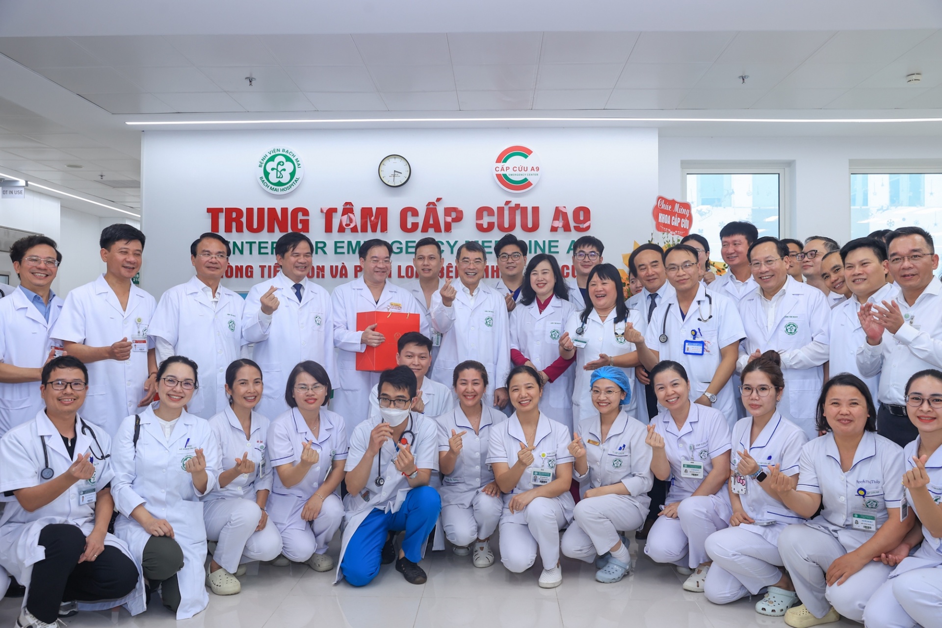 Thủ tướng thăm hỏi, tặng quà bệnh nhân đang điều trị tại Bệnh viện Bạch Mai cơ sở Ninh Bình - Ảnh: VGP Thủ tướng thăm hỏi, tặng quà bệnh nhân đang điều trị tại Bệnh viện Bạch Mai cơ sở Ninh Bình - Ảnh: VGP