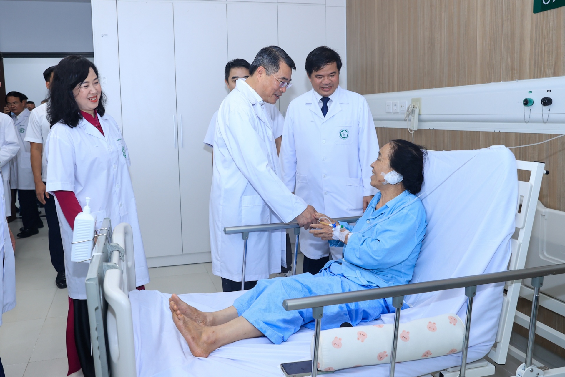 Thủ tướng thăm hỏi, tặng quà các bệnh nhân đang điều trị tại Bệnh viện Việt Đức - Ảnh: VGP Thủ tướng thăm hỏi, tặng quà các bệnh nhân đang điều trị tại Bệnh viện Việt Đức - Ảnh: VGP