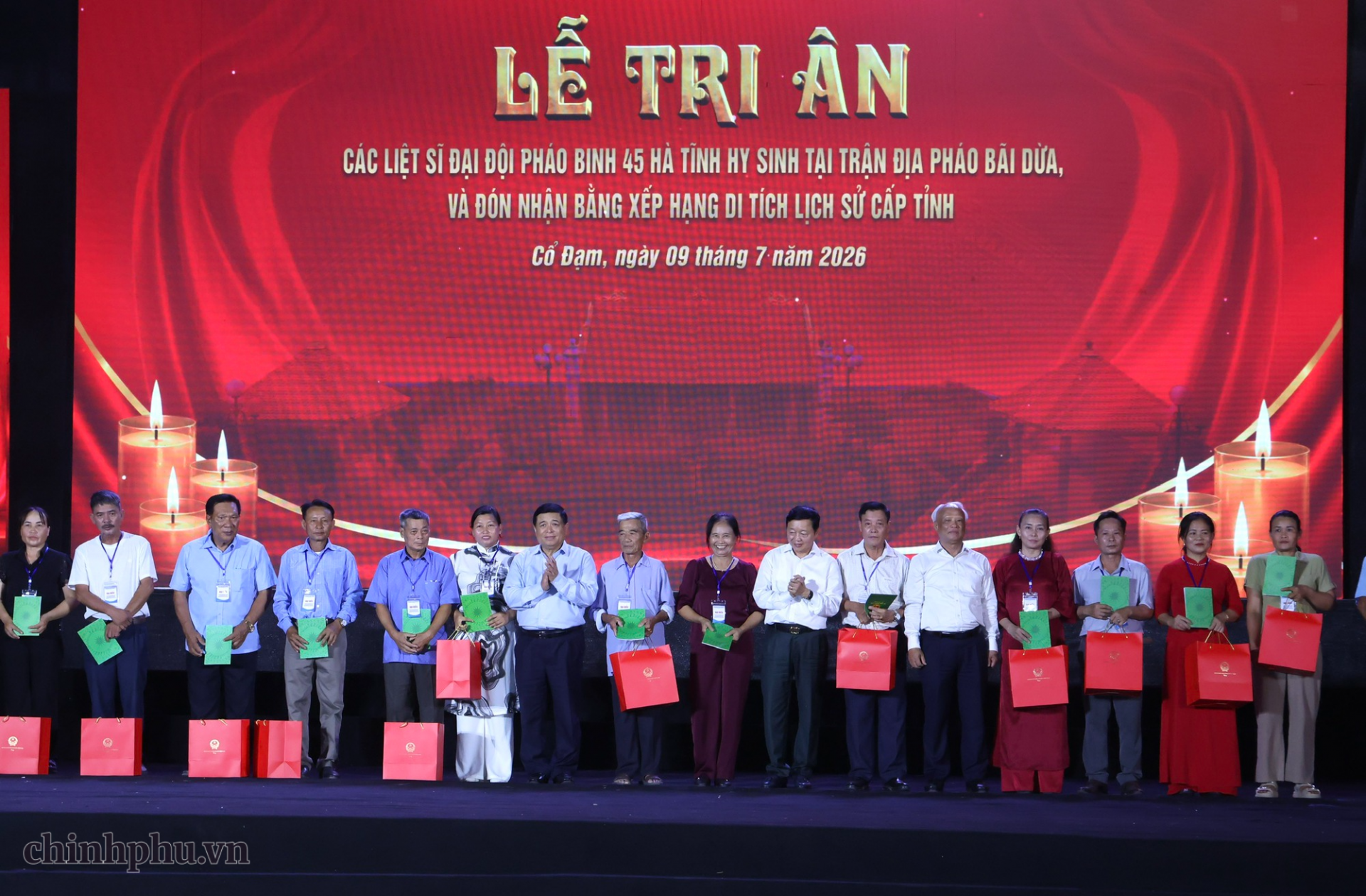 Nguyên Phó Thủ tướng Trần Hồng Hà, nguyên Phó Thủ tướng Nguyễn Chí Dũng tặng quà tri ân thân nhân các anh hùng liệt sĩ của Đại đội Pháo binh 45 - Ảnh: VGP Nguyên Phó Thủ tướng Trần Hồng Hà, nguyên Phó Thủ tướng Nguyễn Chí Dũng tặng quà tri ân thân nhân các anh hùng liệt sĩ của Đại đội Pháo binh 45 - Ảnh: VGP