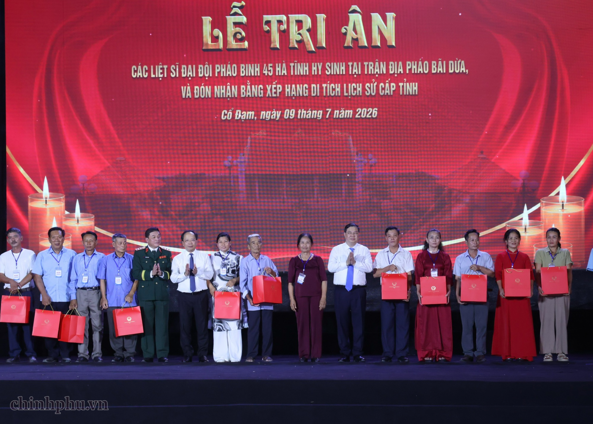Phó Thủ tướng Thường trực Chính phủ Phạm Gia Túc tặng quà tri ân thân nhân các anh hùng liệt sĩ của Đại đội Pháo binh 45 - Ảnh: VGP Phó Thủ tướng Thường trực Chính phủ Phạm Gia Túc tặng quà tri ân thân nhân các anh hùng liệt sĩ của Đại đội Pháo binh 45 - Ảnh: VGP