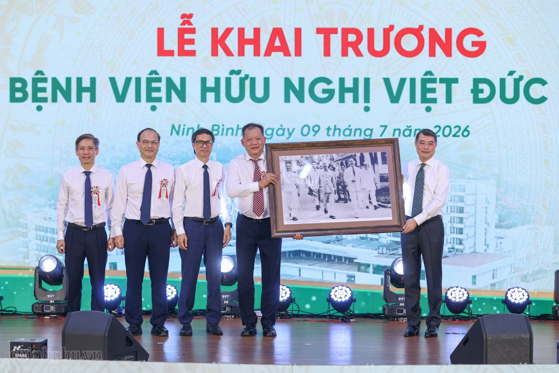 Thủ tướng Lê Minh Hưng tặng Bệnh viện Việt Đức bức ảnh Bác Hồ về thăm Bệnh viện năm 1956 - Ảnh: VGP Thủ tướng Lê Minh Hưng tặng Bệnh viện Việt Đức bức ảnh Bác Hồ về thăm Bệnh viện năm 1956 - Ảnh: VGP