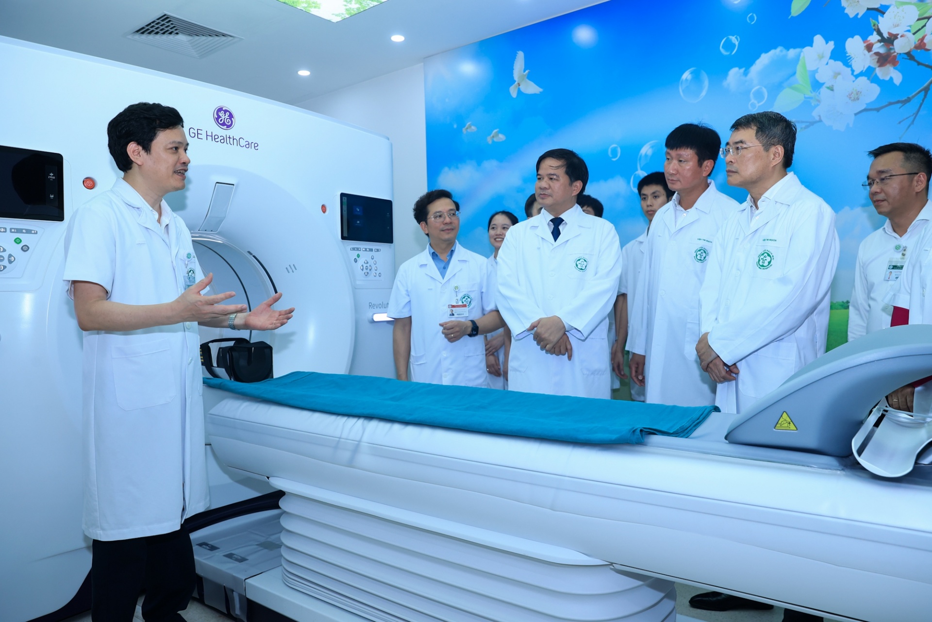 Thủ tướng cùng với các đại biểu tham quan cơ sở vật chất các phòng khoa khám chữa bệnh tại Bệnh viện Bạch Mai cơ sở Ninh Bình - Ảnh: VGP Thủ tướng cùng với các đại biểu tham quan cơ sở vật chất các phòng khoa khám chữa bệnh tại Bệnh viện Bạch Mai cơ sở Ninh Bình - Ảnh: VGP