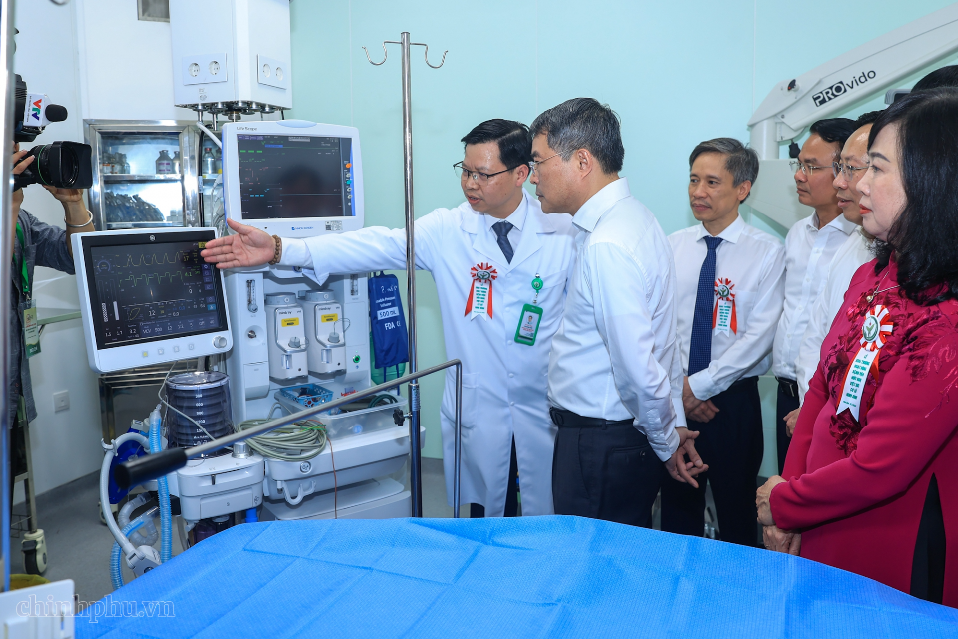 Thủ tướng cùng với các đại biểu tham quan cơ sở vật chất các phòng khoa khám chữa bệnh tại Bệnh viện Việt Đức - Ảnh: VGP Thủ tướng cùng với các đại biểu tham quan cơ sở vật chất các phòng khoa khám chữa bệnh tại Bệnh viện Việt Đức - Ảnh: VGP