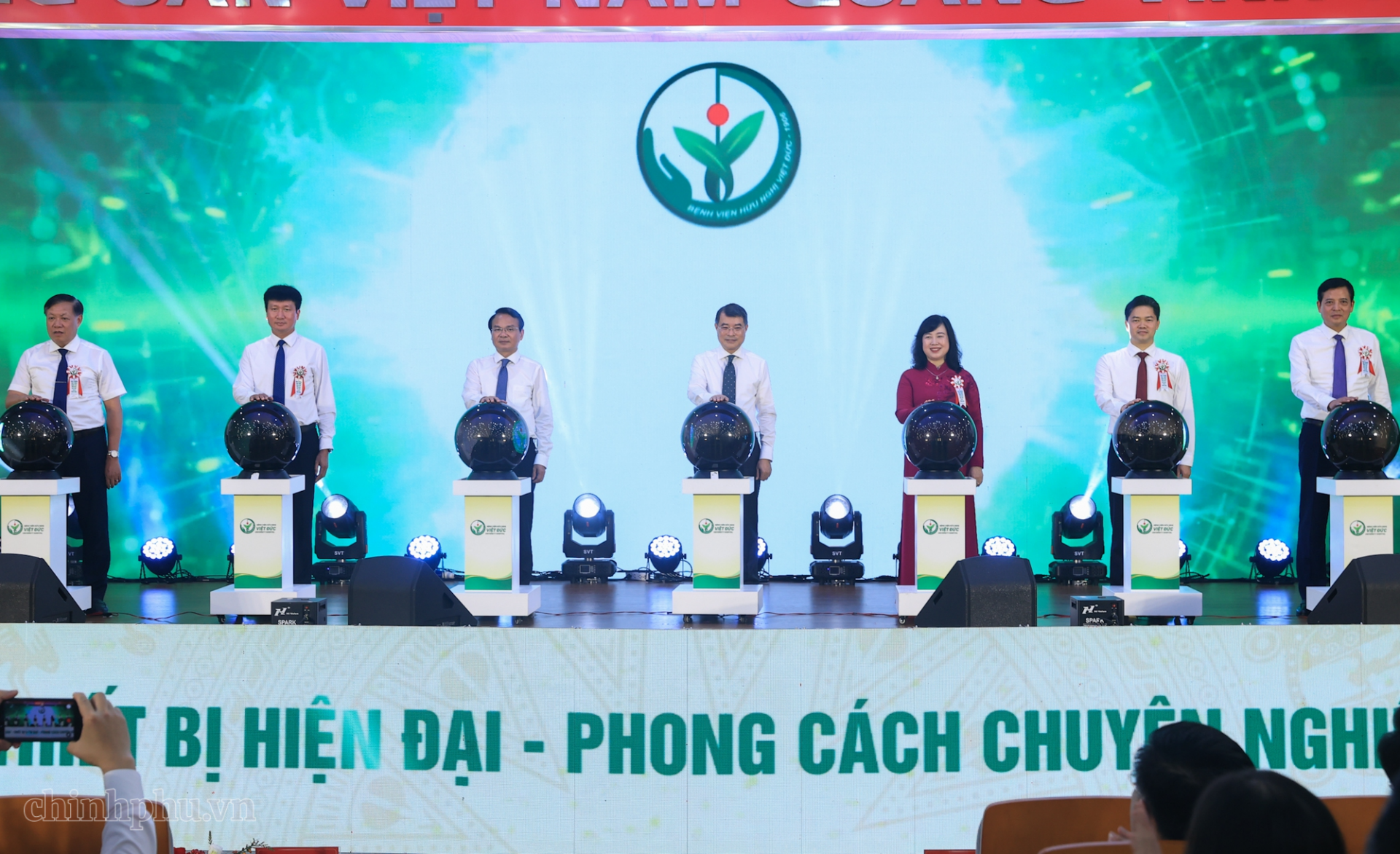 Thủ tướng và các đại biểu ấn nút khai trương hoạt động Bệnh viện Hữu nghị Việt Đức cơ sở Ninh Bình - Ảnh: VGP/Nhật Bắc Thủ tướng và các đại biểu ấn nút khai trương hoạt động Bệnh viện Hữu nghị Việt Đức cơ sở Ninh Bình - Ảnh: VGP/Nhật Bắc