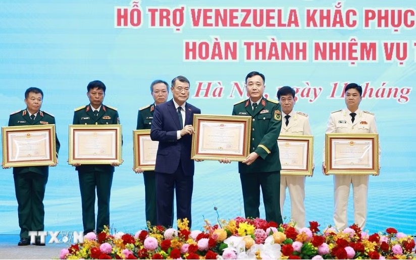 Thủ tướng Lê Minh Hưng trao Huân chương Bảo vệ Tổ quốc hạng Nhì và hạng Ba cho các tập thể có thành tích xuất sắc trong công tác hỗ trợ Venezuela khắc phục hậu quả động đất. (Ảnh: Dương Giang/TTXVN)