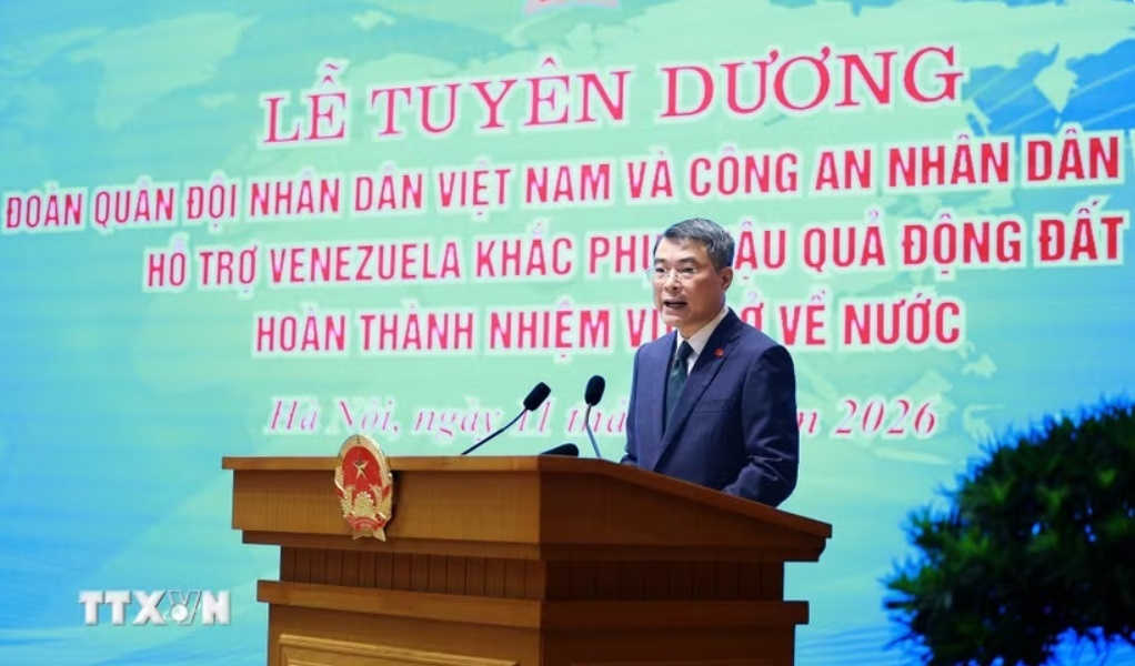 Thủ tướng Lê Minh Hưng tuyên dương Đoàn công tác Quân đội nhân dân Việt Nam và Công an Nhân dân Việt Nam hỗ trợ Venezuela khắc phục hậu quả động đất. (Ảnh: Dương Giang/TTXVN)