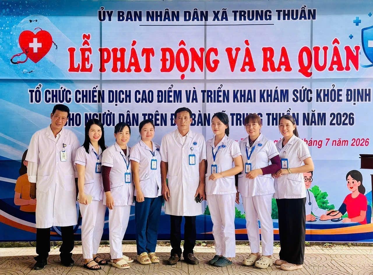 Đội ngũ y, bác sĩ có trình độ chuyên môn cao, giàu kinh nghiệm thăm khám cho người dân. Đội ngũ y, bác sĩ có trình độ chuyên môn cao, giàu kinh nghiệm thăm khám cho người dân.