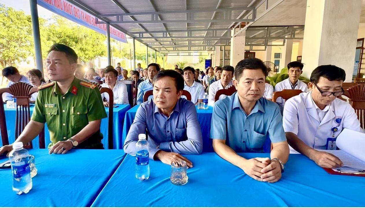 Lãnh đạo UBND xã Trung Thuần tham dự buổi lễ. Lãnh đạo UBND xã Trung Thuần tham dự buổi lễ.