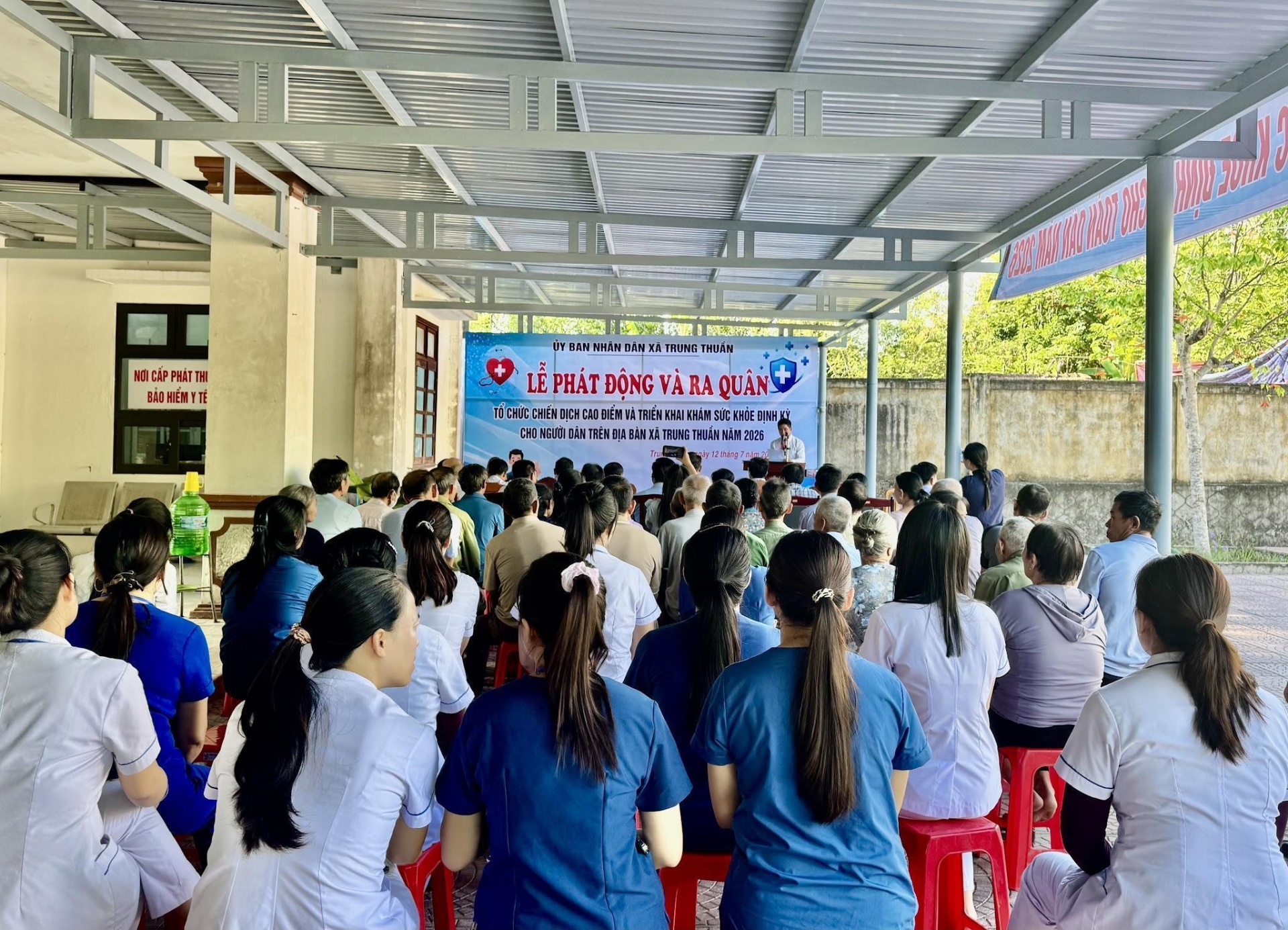 Toàn cảnh buổi lễ ra quân và khám sức khỏe định kỳ cho người dân. Toàn cảnh buổi lễ ra quân và khám sức khỏe định kỳ cho người dân.