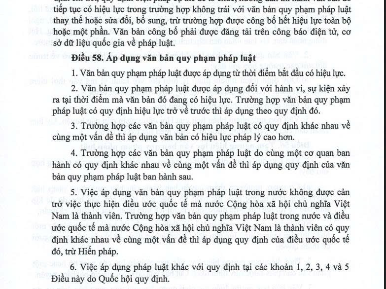 Điều 58 Luật Ban hành văn bản quy phạm pháp luật: Trường hợp các văn bản quy phạm pháp luật có quy định khác nhau về cùng một vấn đề thí áp dụng văn bản có hiệu lực pháp lý cao hơn.