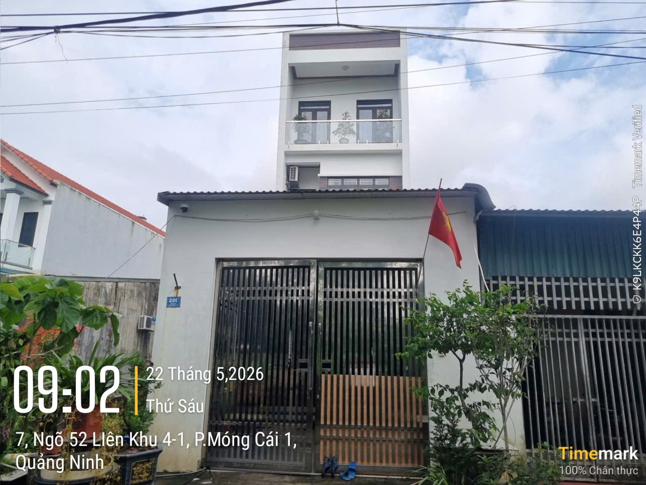 Ngôi nhà của người dân ở bên cạnh 2 mảnh đất của ông Huy, bà Hải.