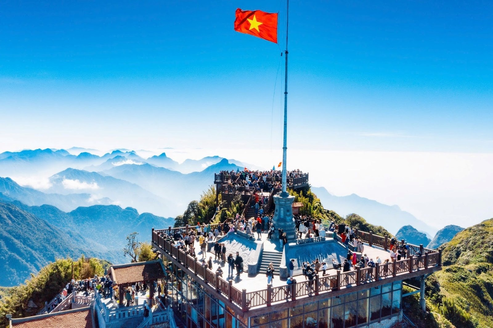 Đến với Sun World Fansipan Legend, du khách có thể chiêm bái quần thể văn hóa tâm linh trên đỉnh Fansipan ở độ cao 3.14 m.