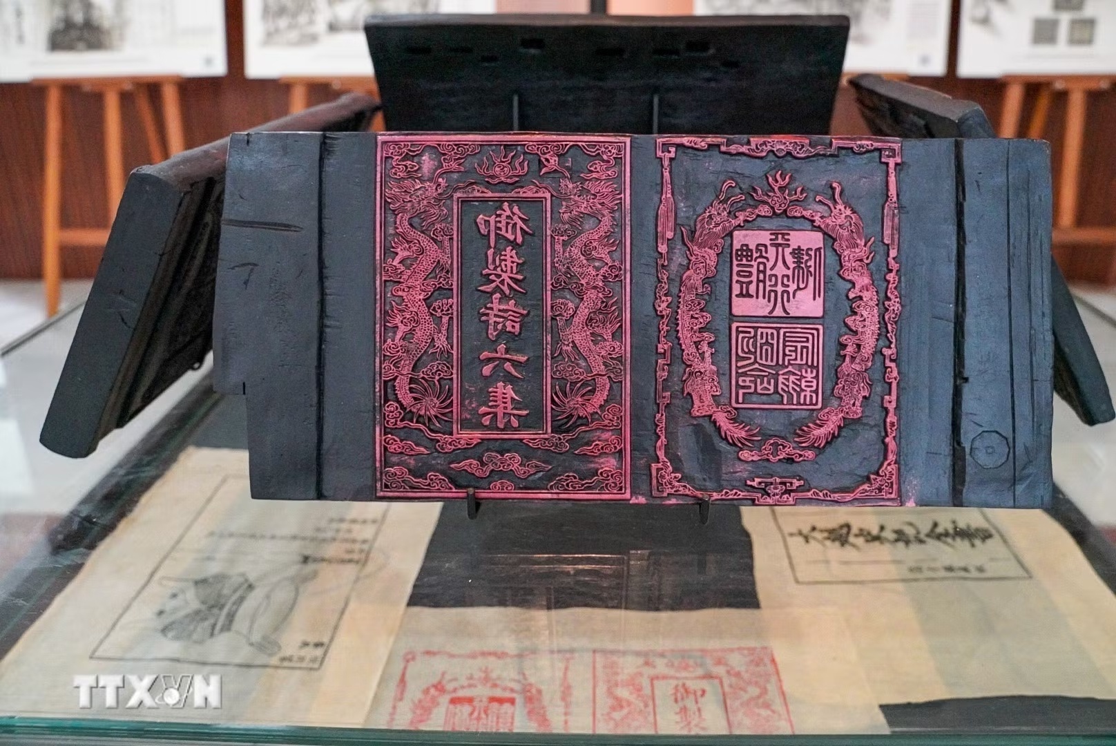 Một Mộc bản triều Nguyễn - Di sản tư liệu thế giới của Việt Nam được UNESCO ghi danh được trưng bày. (Ảnh: TTXVN)