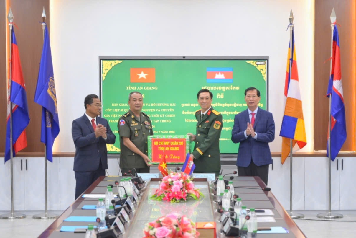 An Giang tiếp nhận 14 hài cốt liệt sĩ quân tình nguyện, chuyên gia Việt Nam từ Campuchia An Giang tiếp nhận 14 hài cốt liệt sĩ quân tình nguyện, chuyên gia Việt Nam từ Campuchia