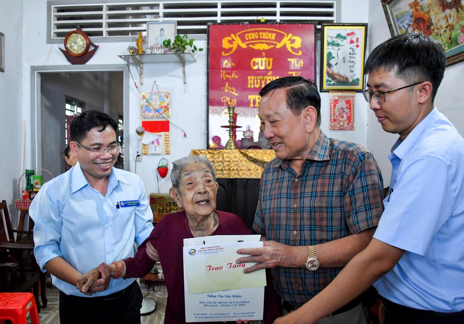 Bệnh viện Đa khoa Hòa Hảo - Medic Cần Thơ tri ân các gia đình chính sách Bệnh viện Đa khoa Hòa Hảo - Medic Cần Thơ tri ân các gia đình chính sách