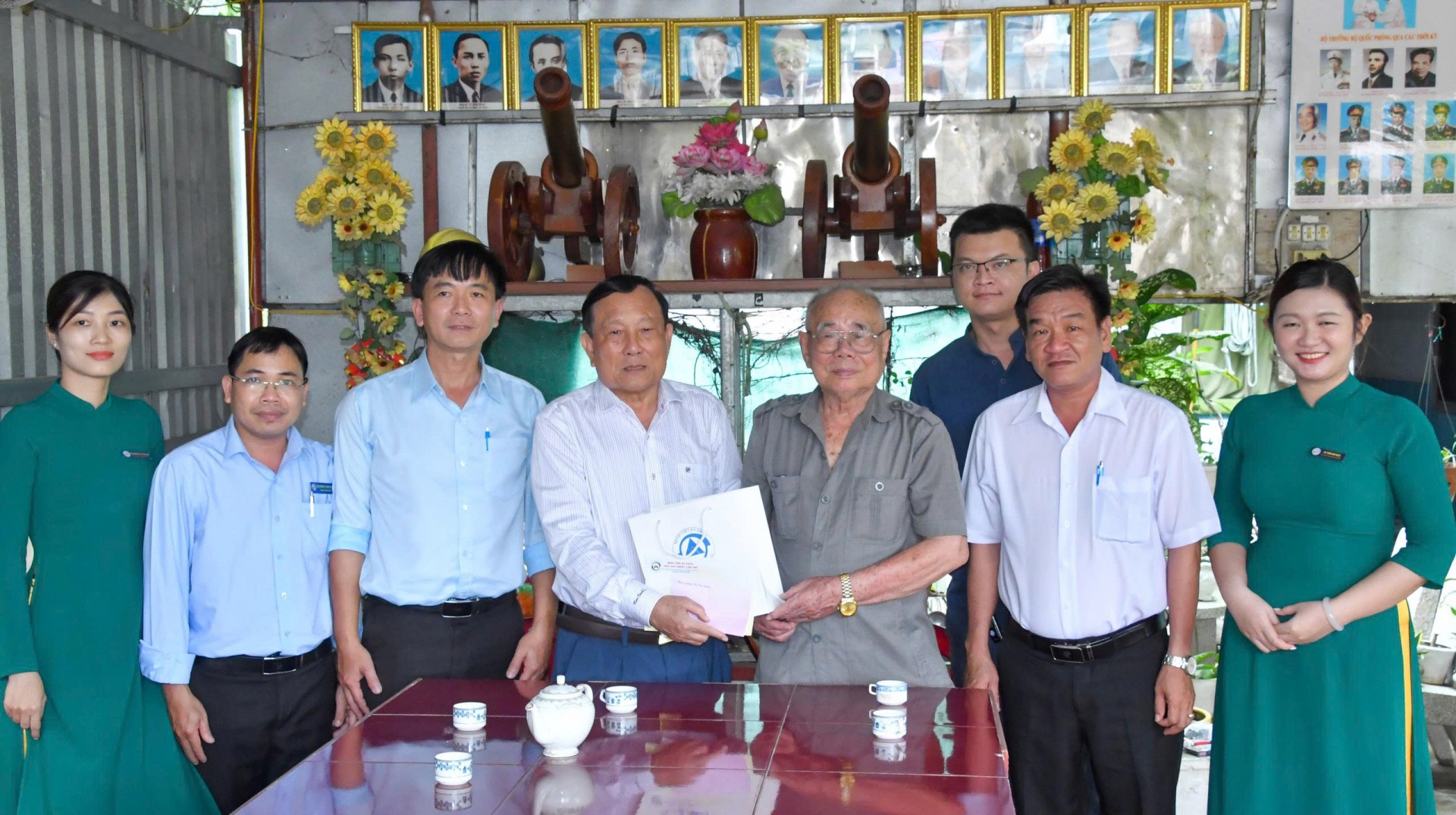 Bệnh viện Đa khoa Hòa Hảo - Medic Cần Thơ tri ân các gia đình chính sách Bệnh viện Đa khoa Hòa Hảo - Medic Cần Thơ tri ân các gia đình chính sách