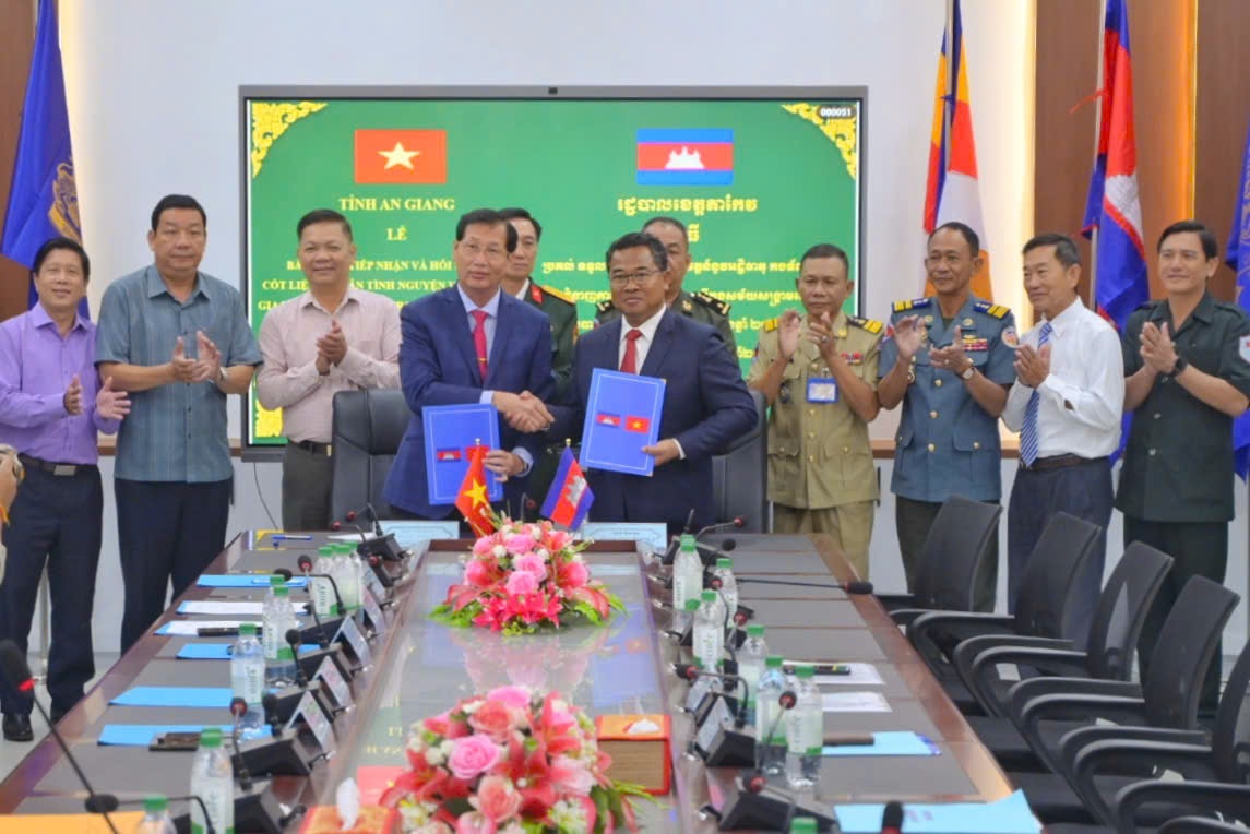 An Giang tiếp nhận 14 hài cốt liệt sĩ quân tình nguyện, chuyên gia Việt Nam từ Campuchia An Giang tiếp nhận 14 hài cốt liệt sĩ quân tình nguyện, chuyên gia Việt Nam từ Campuchia