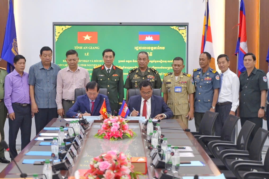 An Giang tiếp nhận 14 hài cốt liệt sĩ quân tình nguyện, chuyên gia Việt Nam từ Campuchia An Giang tiếp nhận 14 hài cốt liệt sĩ quân tình nguyện, chuyên gia Việt Nam từ Campuchia