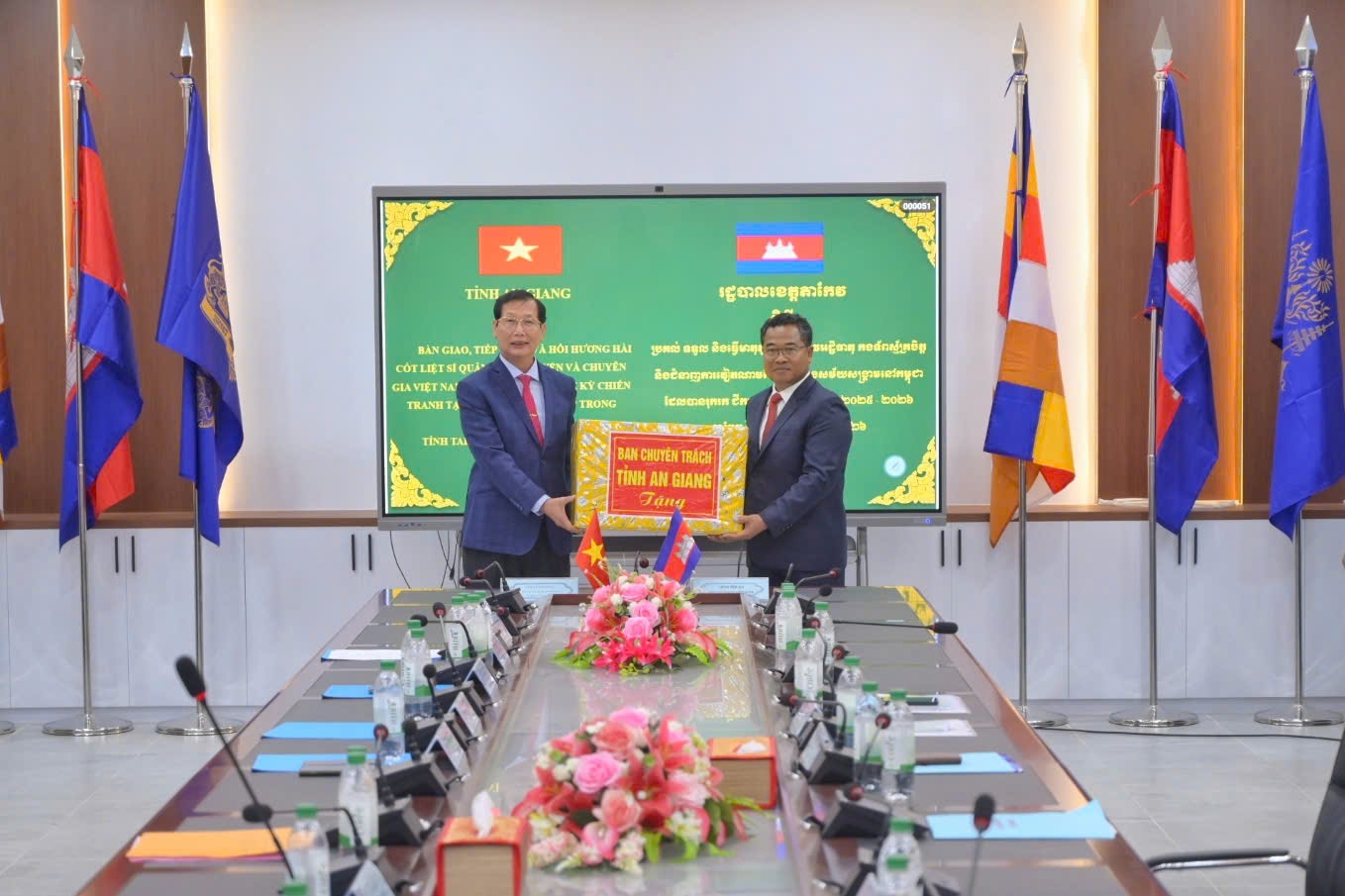 An Giang tiếp nhận 14 hài cốt liệt sĩ quân tình nguyện, chuyên gia Việt Nam từ Campuchia An Giang tiếp nhận 14 hài cốt liệt sĩ quân tình nguyện, chuyên gia Việt Nam từ Campuchia
