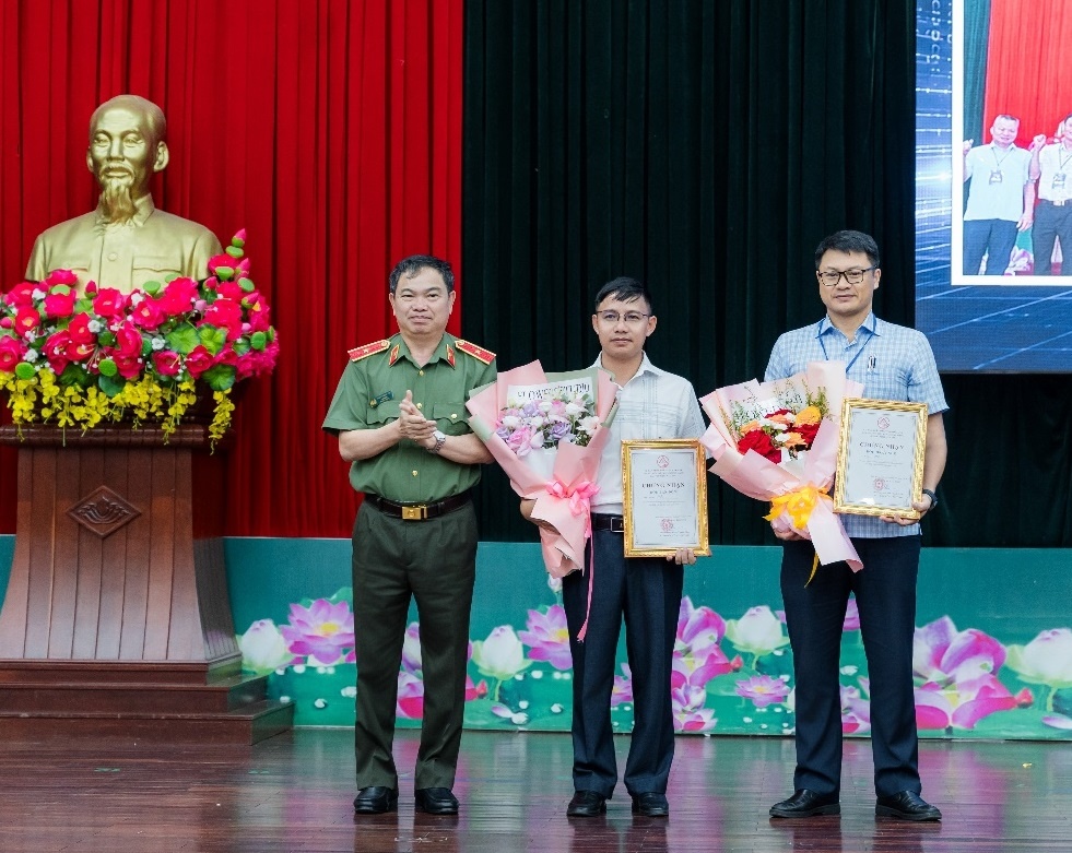 Thiếu tướng Phan Thanh Tám, Giám đốc Công an tỉnh Đắk Lắk, Trưởng Ban Tổ chức diễn tập, trao Giấy khen cho các đội đạt thành tích xuất sắc tại Diễn tập thực chiến bảo đảm an ninh mạng tỉnh Đắk Lắk lần thứ nhất năm 2026.