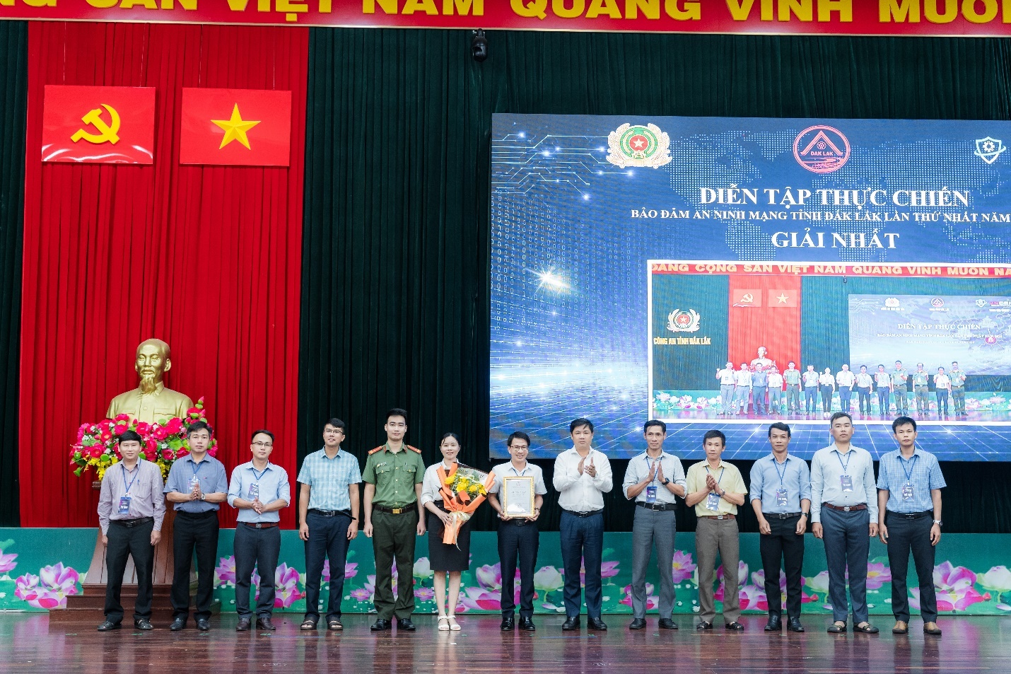 Đồng chí Lương Nguyễn Minh Triết trao giải cho các đội xuất sắc tại Diễn tập thực chiến bảo đảm an ninh mạng năm 2026.