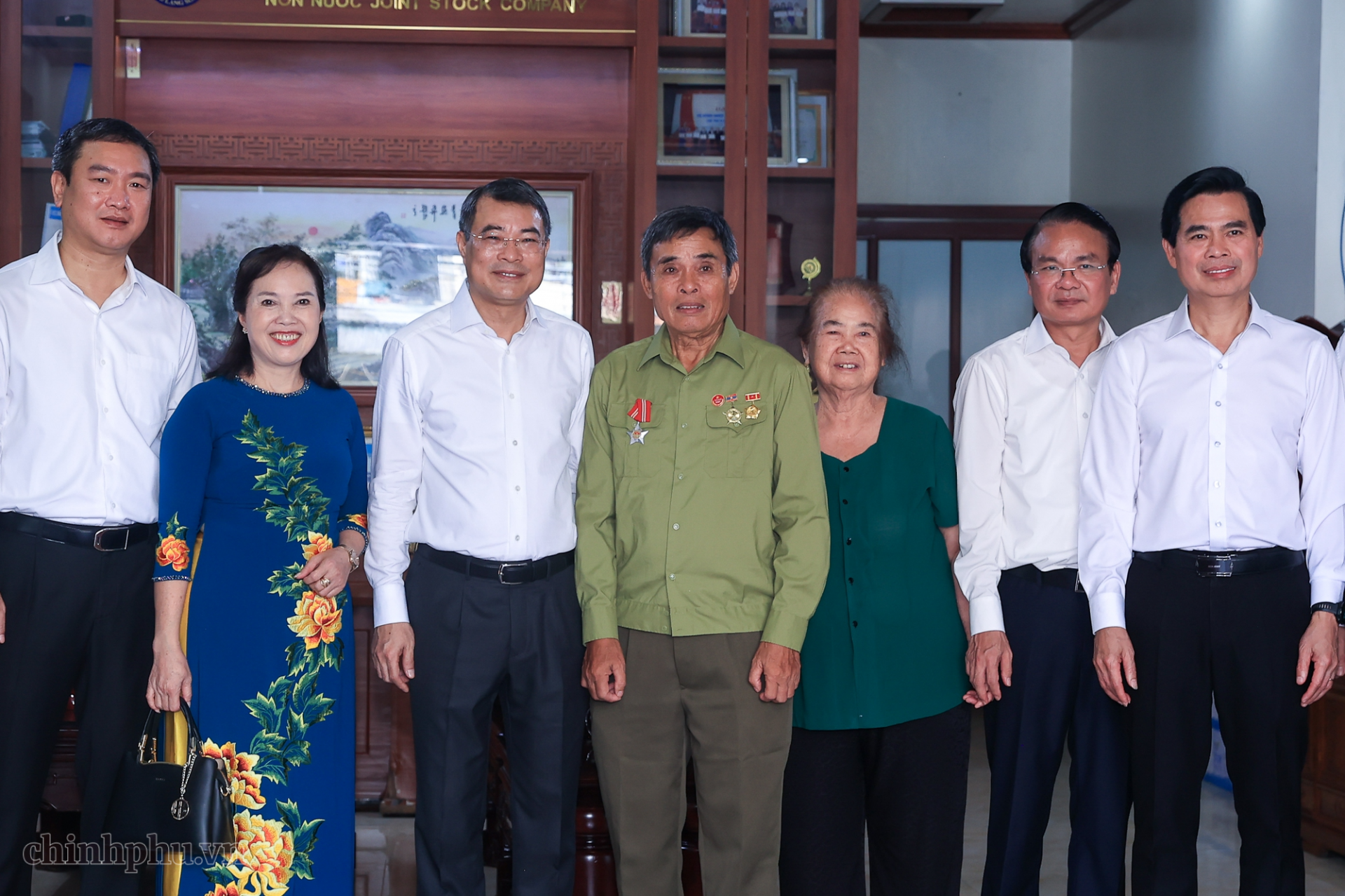Thủ tướng chụp ảnh lưu niệm cùng gia đình thương binh Vy Văn Nước- Ảnh: VGP Thủ tướng chụp ảnh lưu niệm cùng gia đình thương binh Vy Văn Nước- Ảnh: VGP
