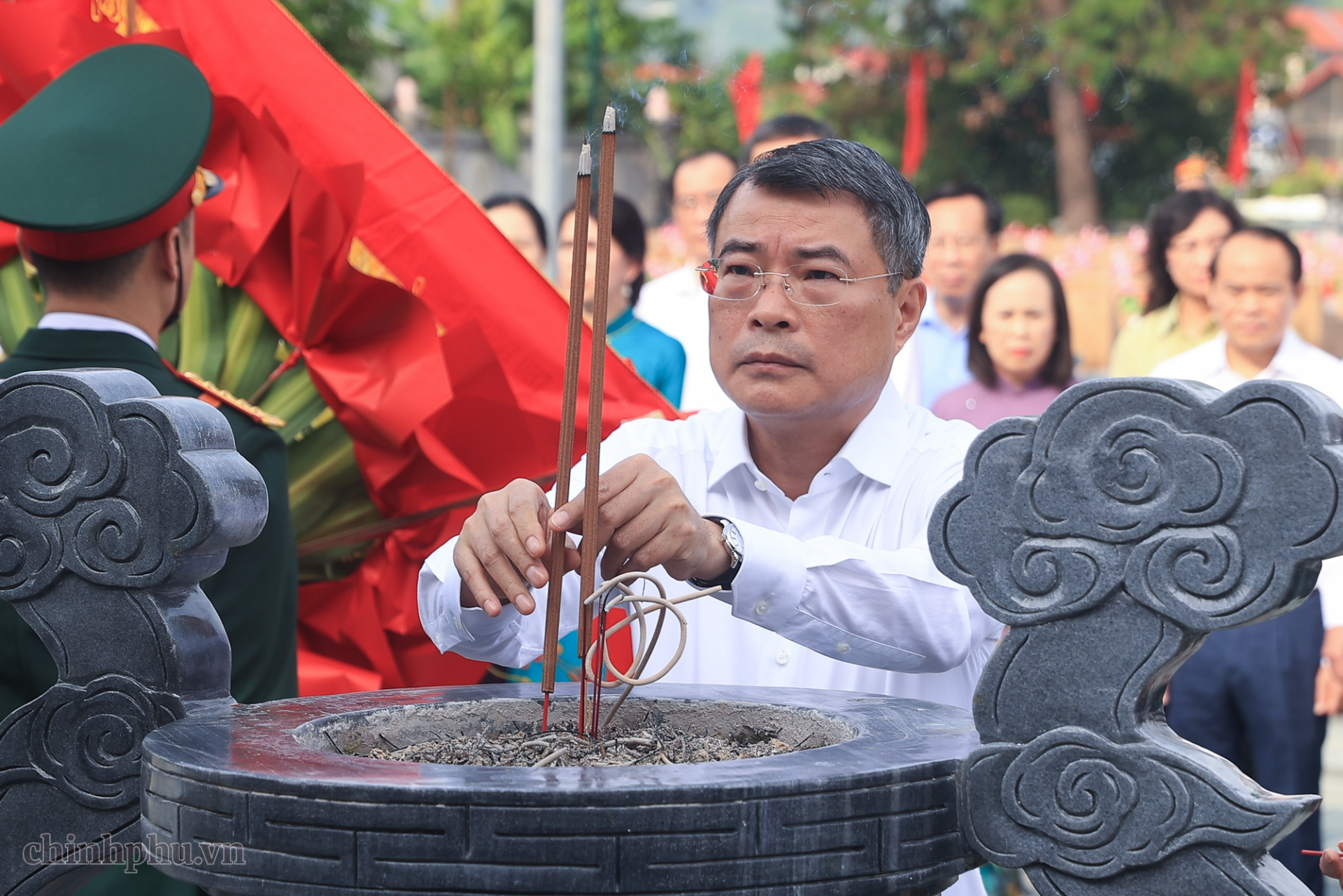 Thủ tướng Chính phủ và đoàn công tác dâng hoa tại Nghĩa trang Liệt sĩ Lạng Sơn - Ảnh: VGP Thủ tướng Chính phủ và đoàn công tác dâng hoa tại Nghĩa trang Liệt sĩ Lạng Sơn - Ảnh: VGP