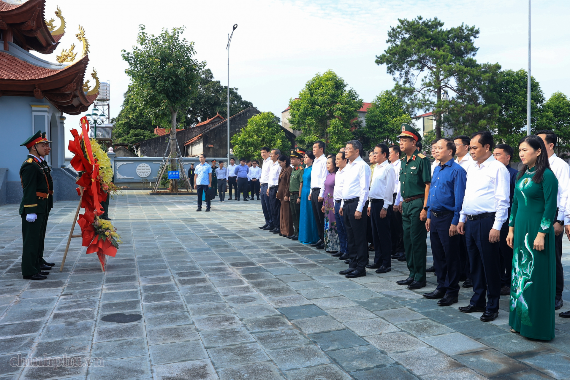Thủ tướng Chính phủ và đoàn công tác dâng hoa tại Nghĩa trang Liệt sĩ Lạng Sơn - Ảnh: VGP/Nhật Bắc Thủ tướng Chính phủ và đoàn công tác dâng hoa tại Nghĩa trang Liệt sĩ Lạng Sơn - Ảnh: VGP/Nhật Bắc