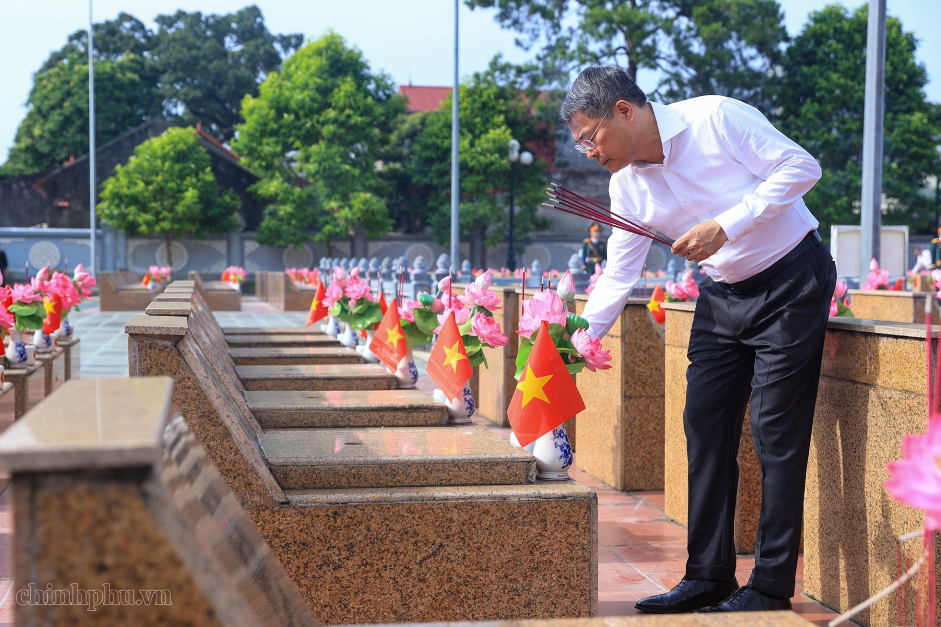 Thủ tướng dâng hương tưởng niệm các Anh hùng liệt sĩ và tặng quà người có công tại Lạng Sơn Thủ tướng dâng hương tưởng niệm các Anh hùng liệt sĩ và tặng quà người có công tại Lạng Sơn