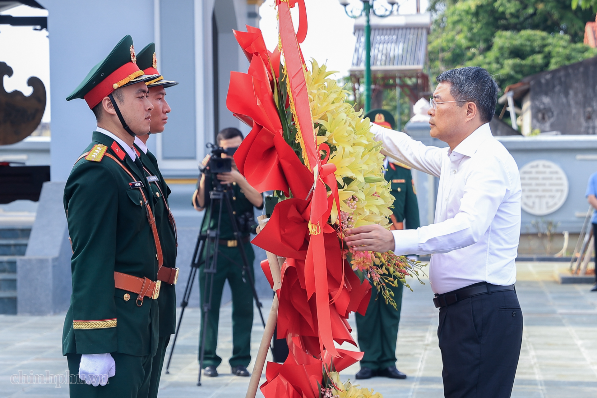 Thủ tướng dâng hương tưởng niệm các Anh hùng liệt sĩ và tặng quà người có công tại Lạng Sơn